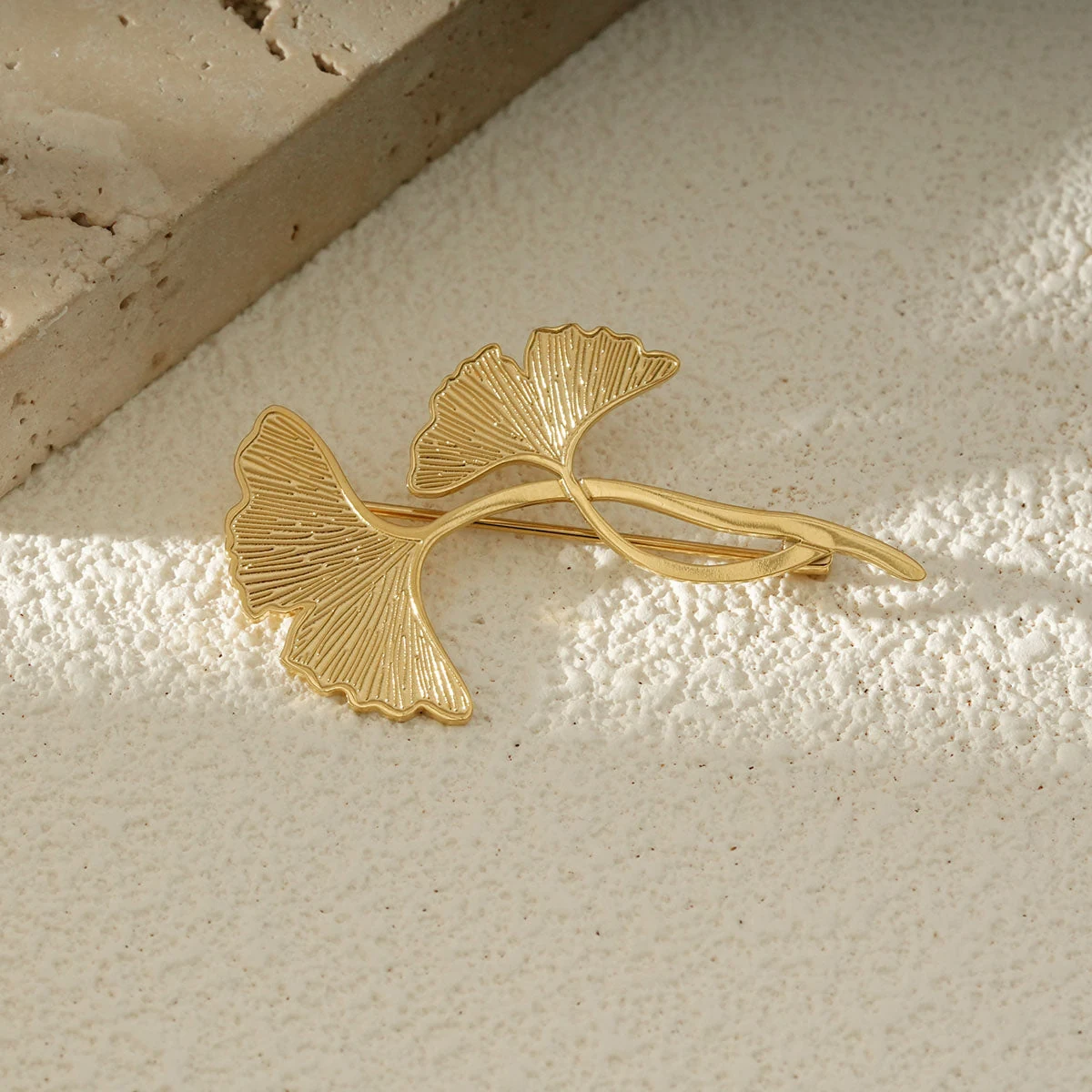 Broche dorée fleur de ginkgo