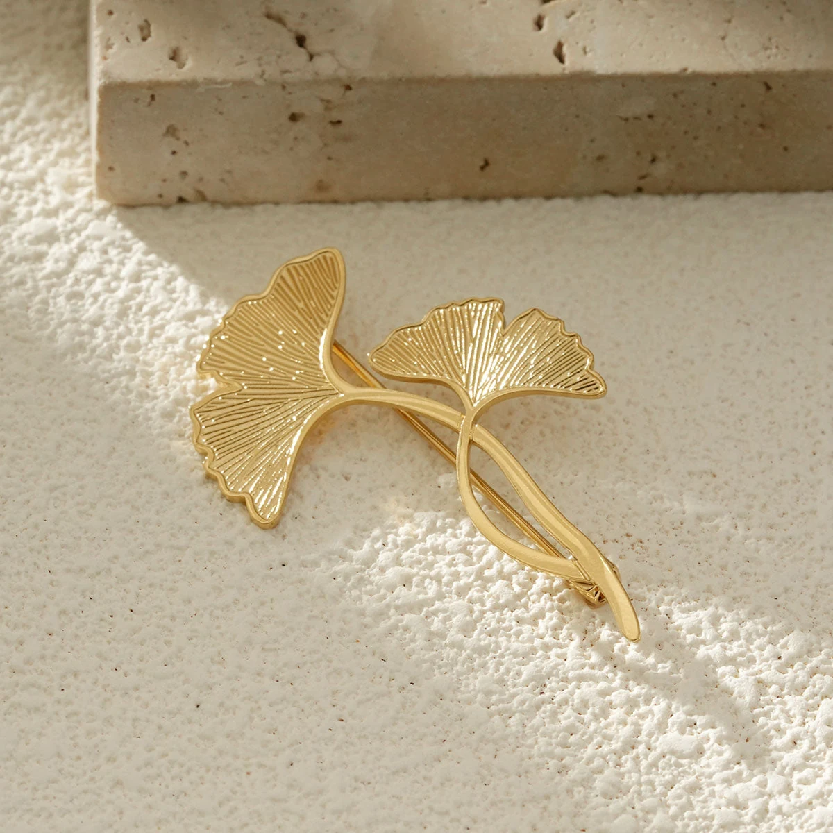 Broche dorée fleur de ginkgo - Image 2