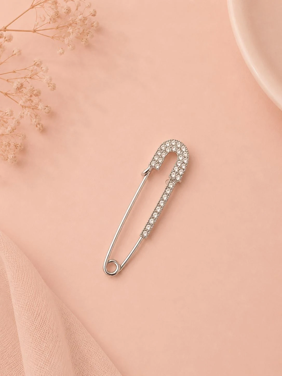 Broche épingle à nourrice pavée argentée
