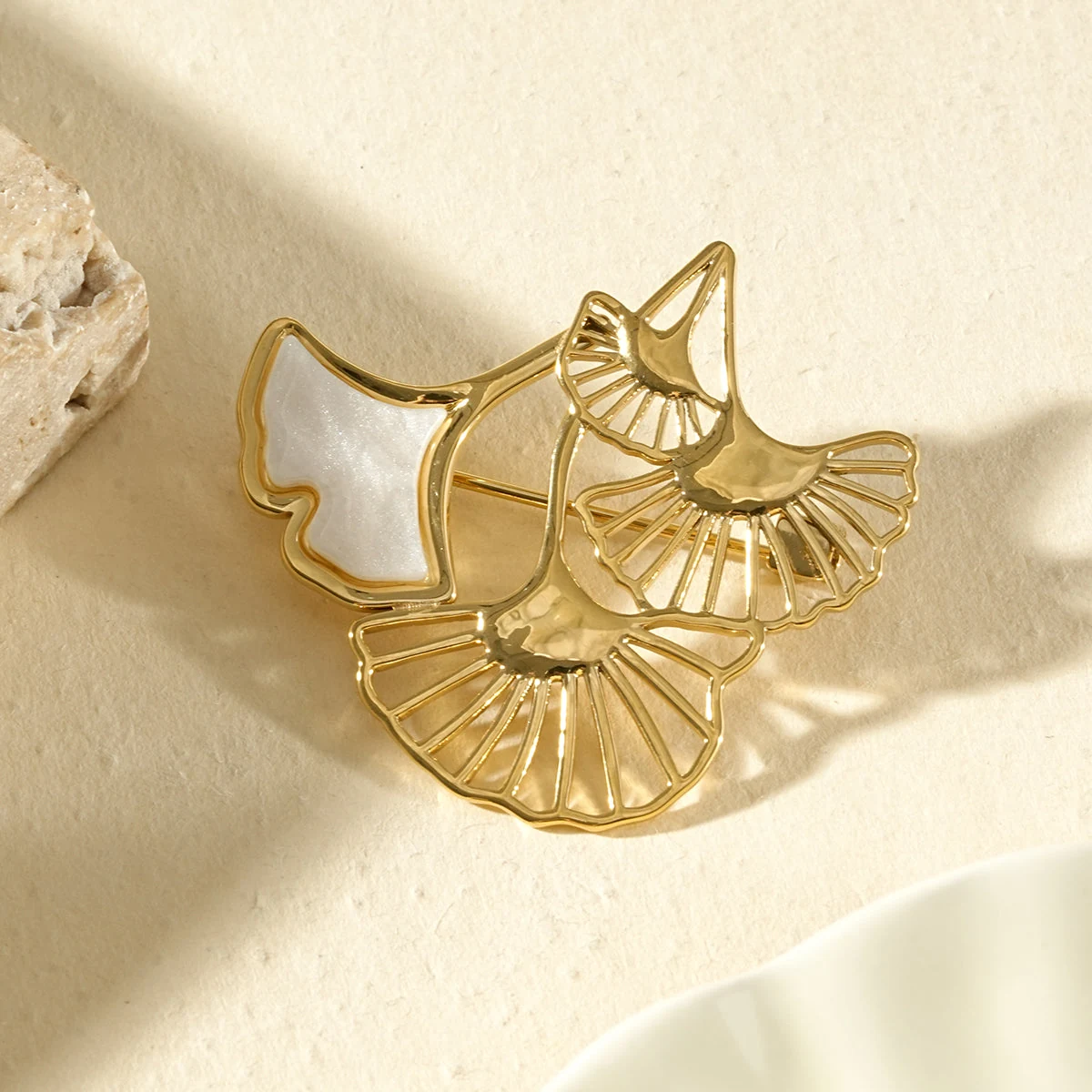 Broche dorée ginkgo ajouré et nacré - Image 2