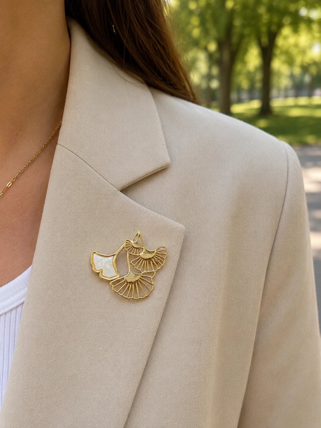 Broche dorée ginkgo ajouré et nacré - Image 3