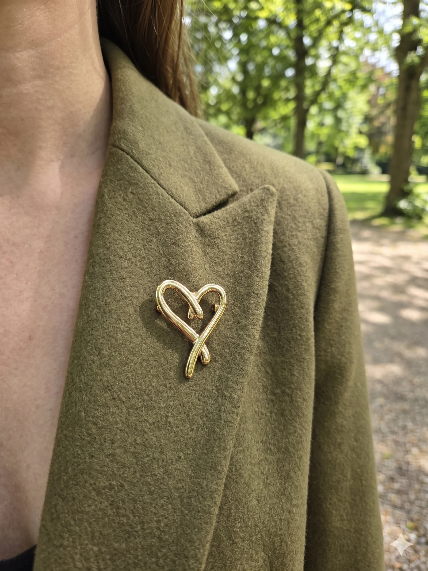 Broche dorée cœur infini
