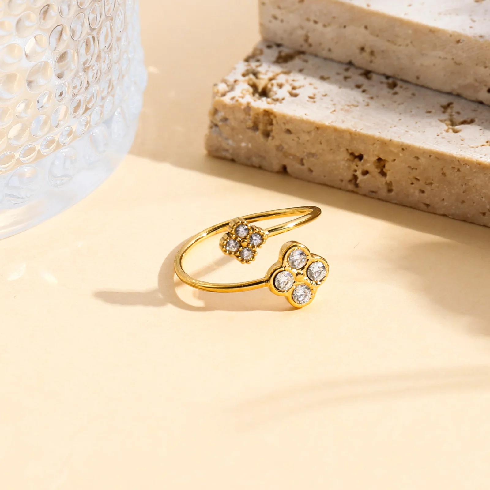 Bague ajustable double fleurs trèfle strassées - Image 2