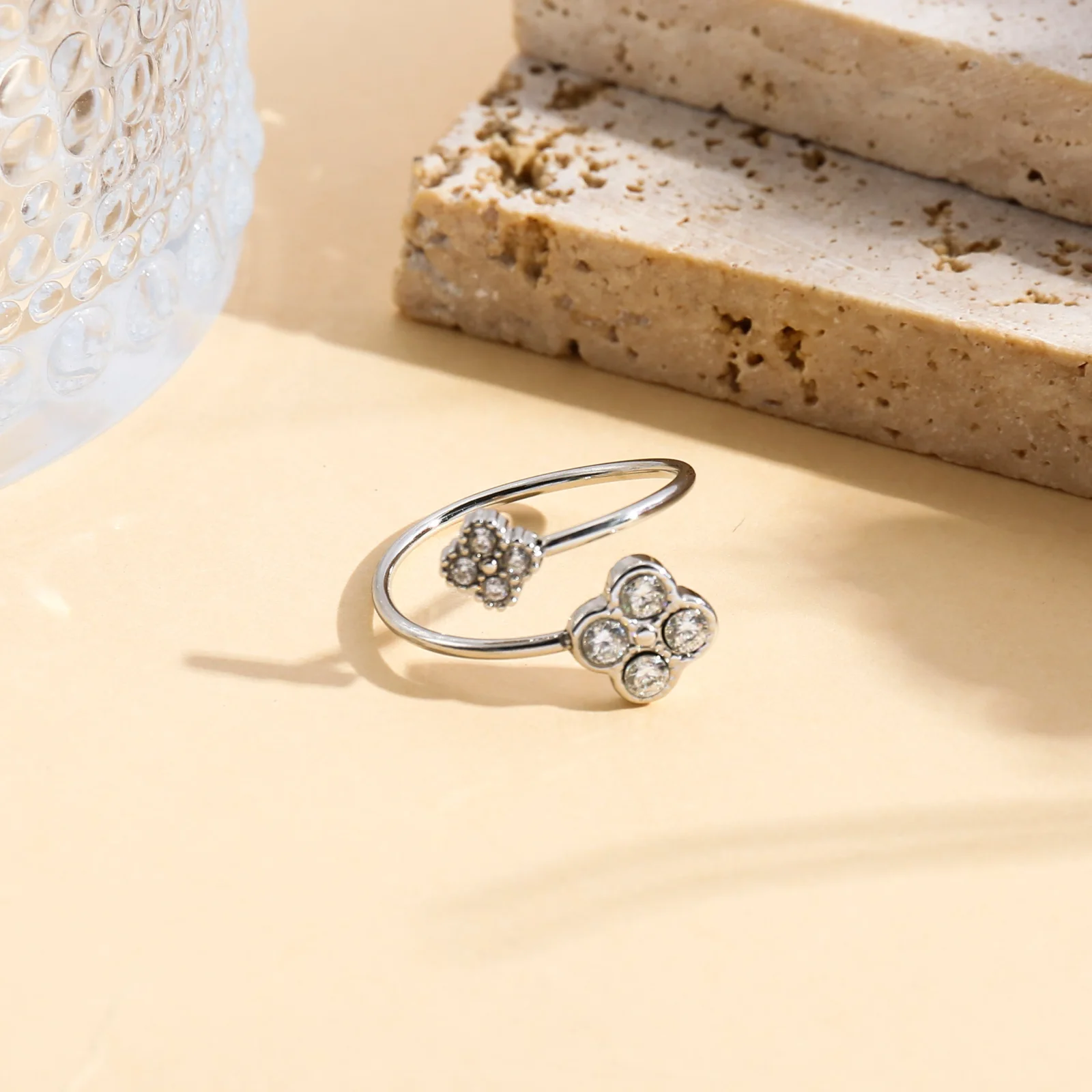 Bague ajustable double fleurs trèfle strassées - Image 3
