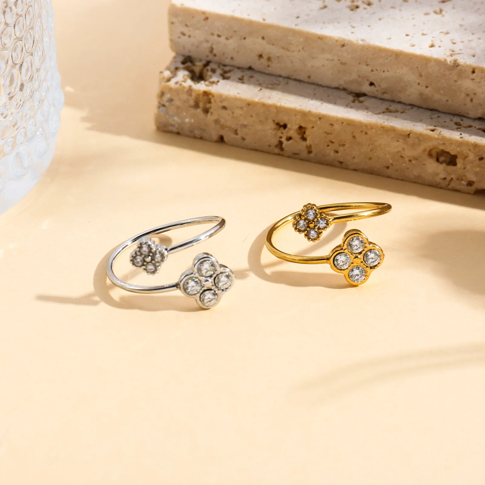 Bague ajustable double fleurs trèfle strassées - Image 4