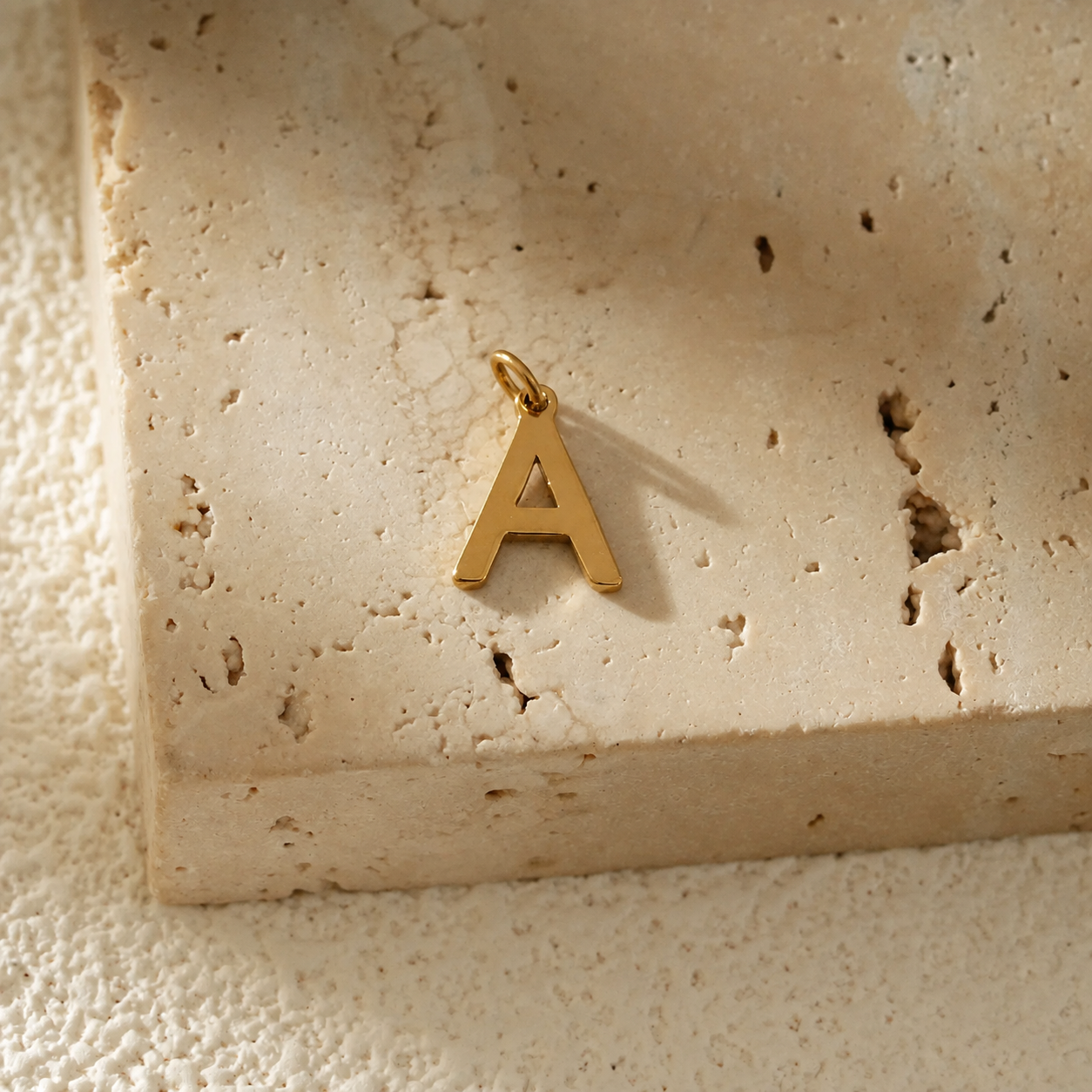 Pendentif lettre alphabet doré