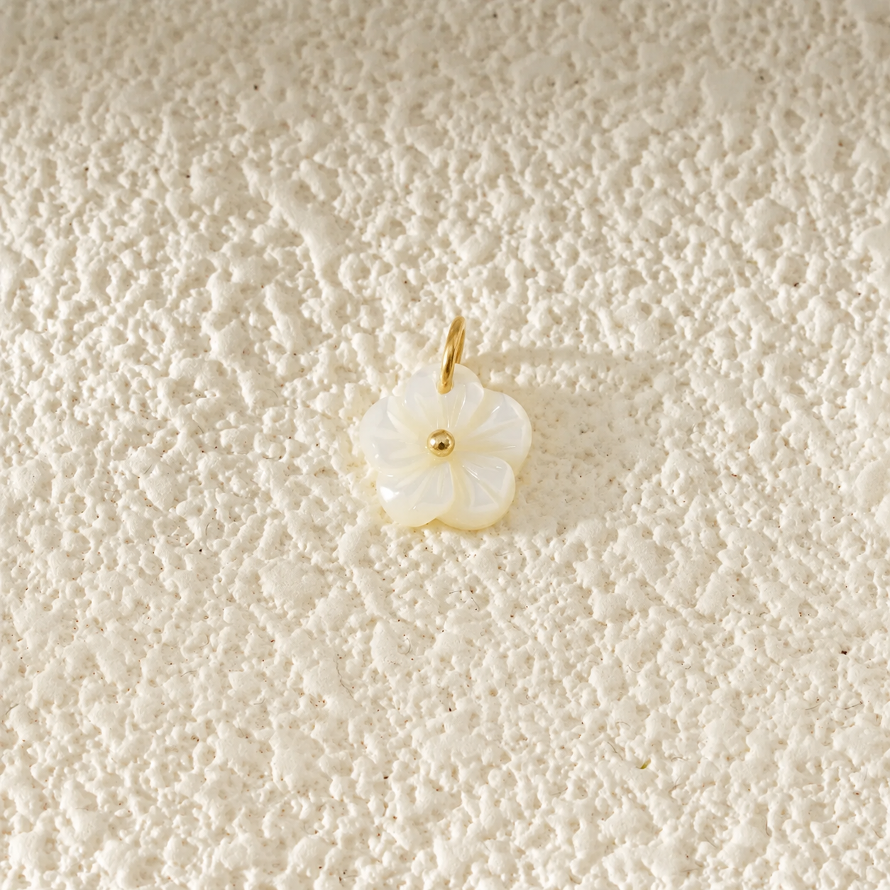 Pendentif fleur nacrée et dorée