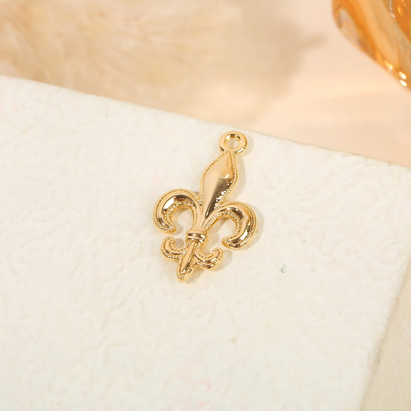 Pendentif fleur de lys sculptée doré