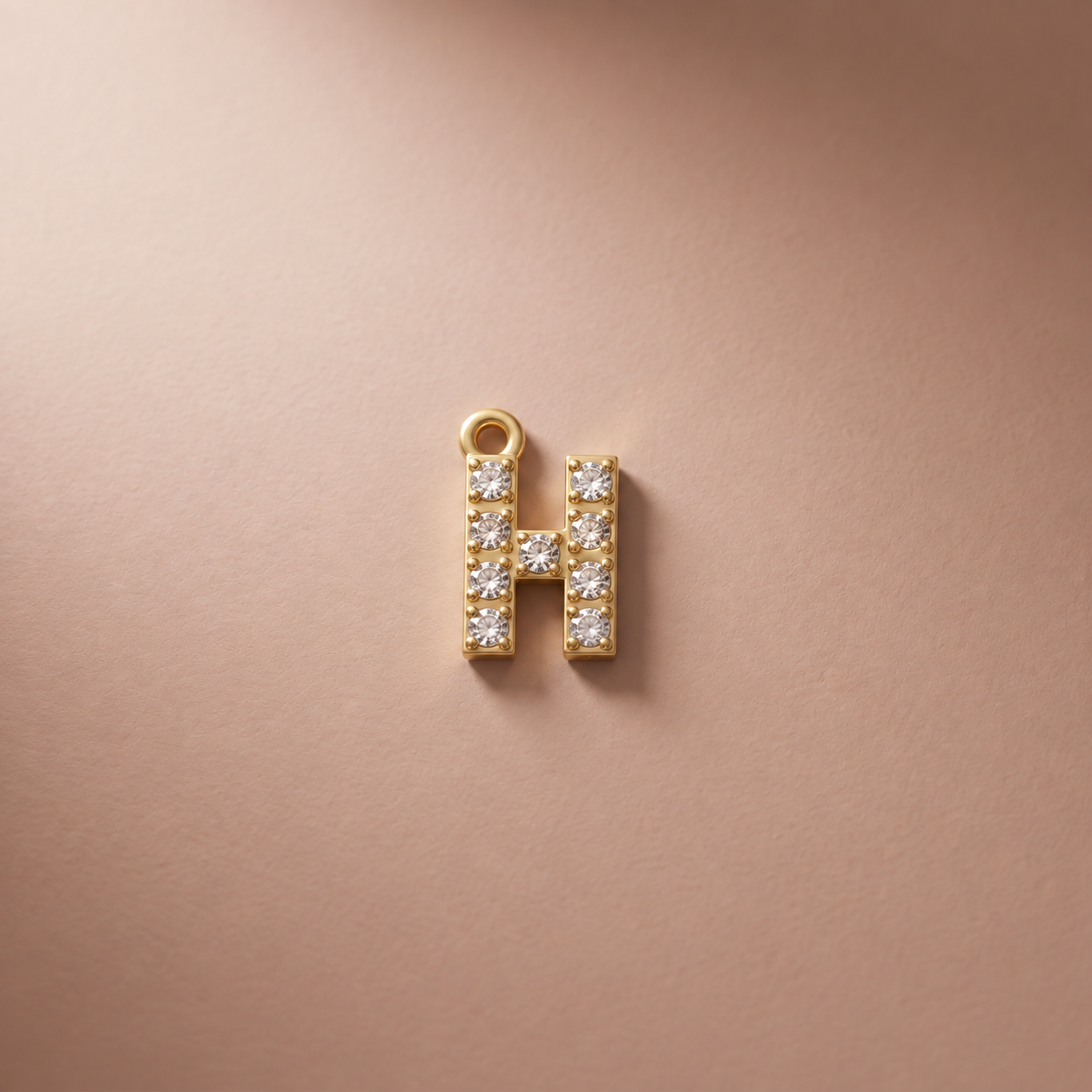 Pendentif initiale strassée doré