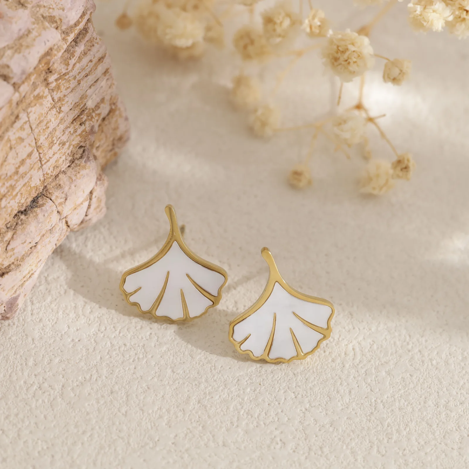 Boucles d'oreilles clous feuilles Ginkgo nacrées - Image 2