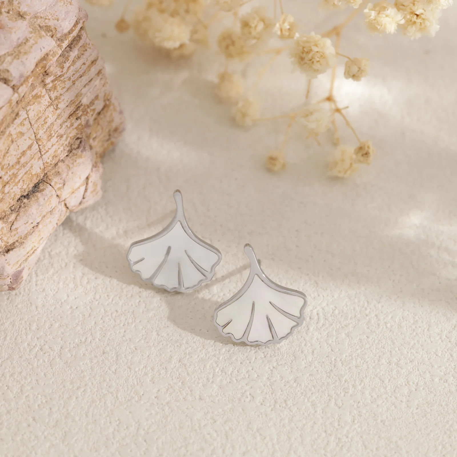 Boucles d'oreilles clous feuilles Ginkgo nacrées - Image 3