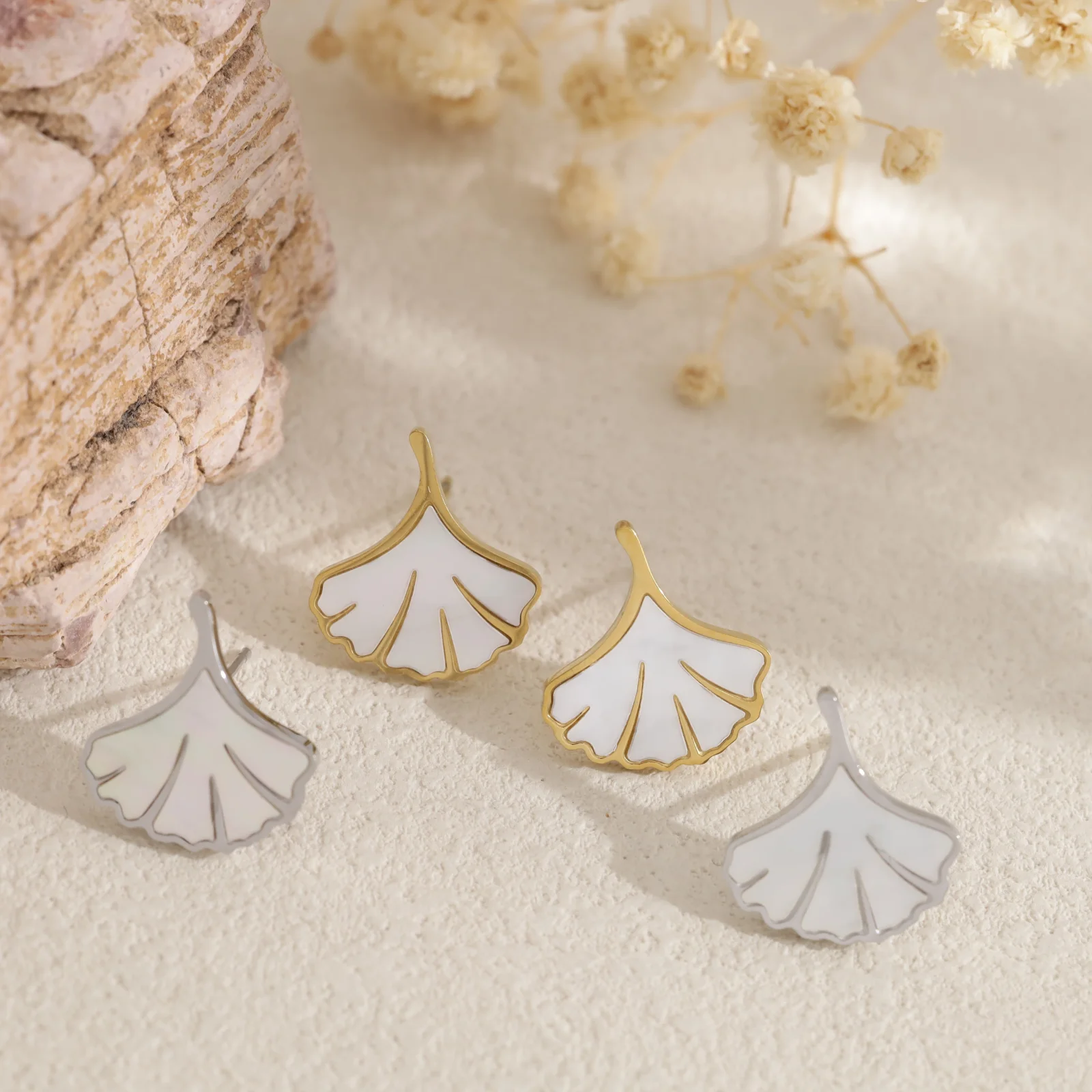 Boucles d'oreilles clous feuilles Ginkgo nacrées - Image 4