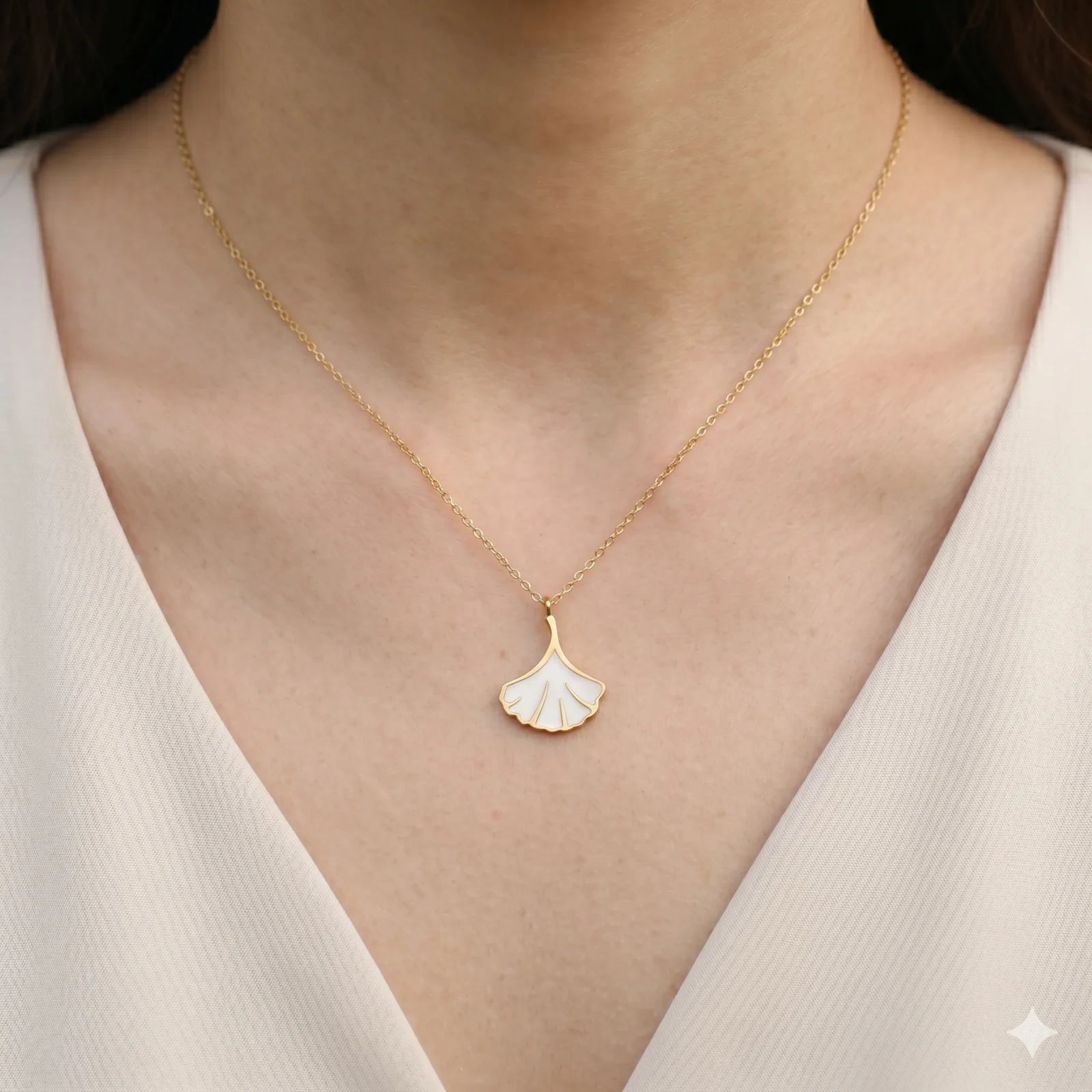 Collier pendentif feuille Ginkgo pavée et nacrée