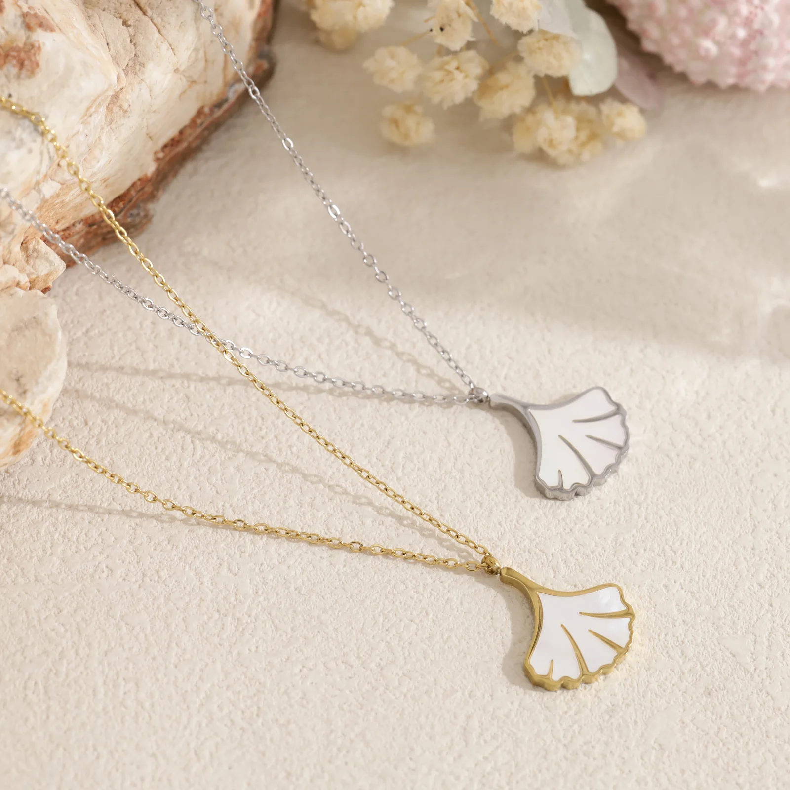 Collier pendentif feuille Ginkgo pavée et nacrée - Image 2