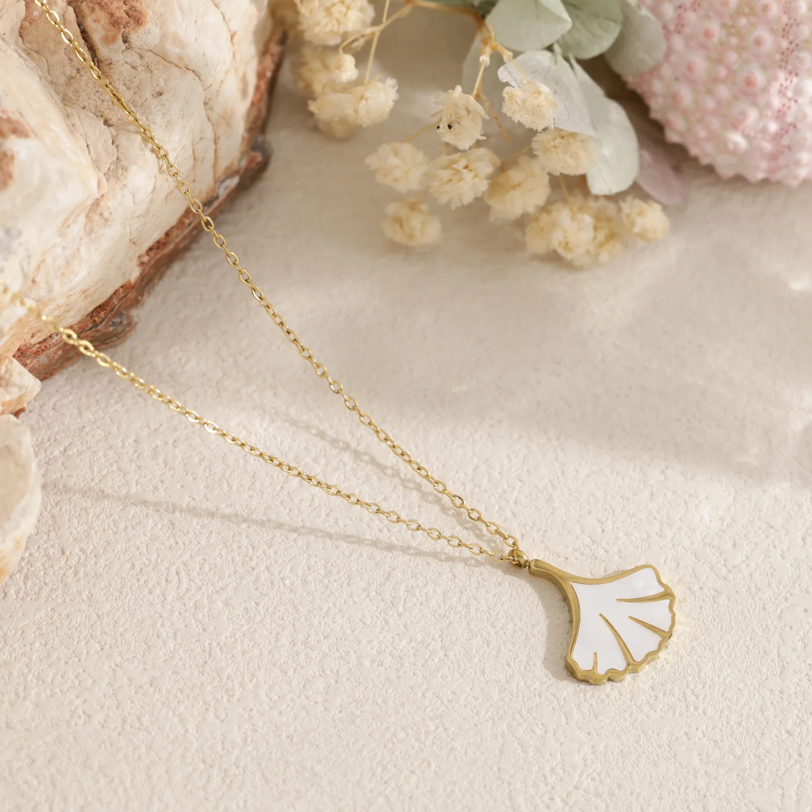 Collier pendentif feuille Ginkgo pavée et nacrée - Image 3