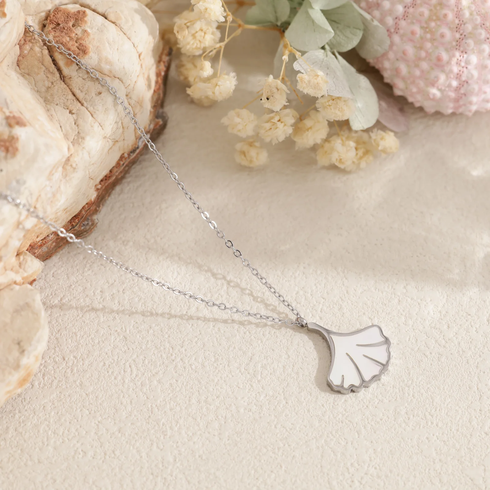 Collier pendentif feuille Ginkgo pavée et nacrée - Image 4