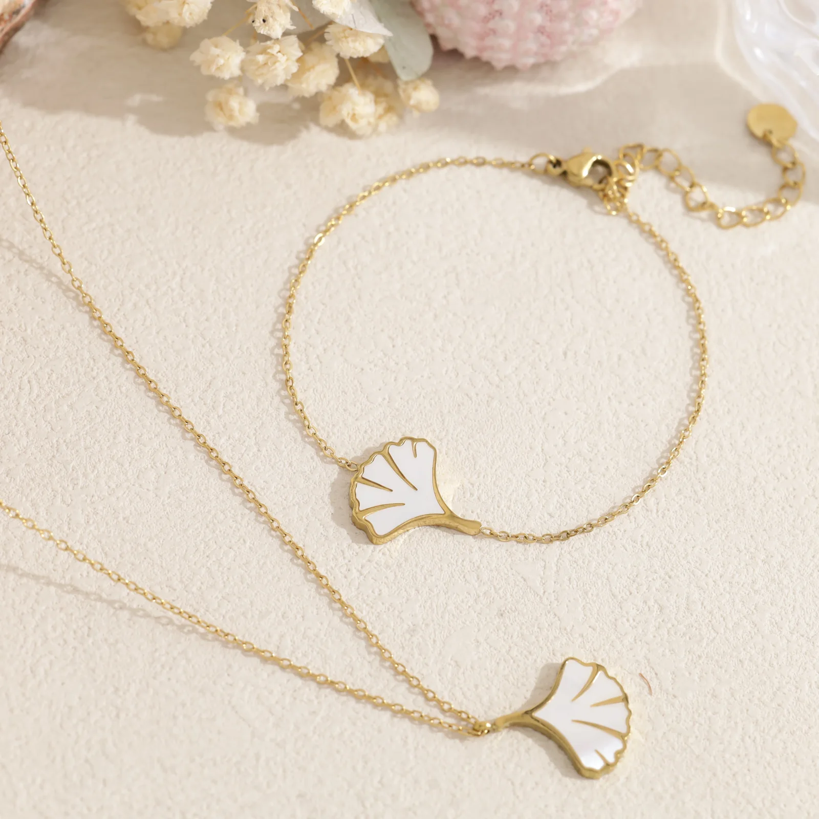 Collier pendentif feuille Ginkgo pavée et nacrée - Image 5