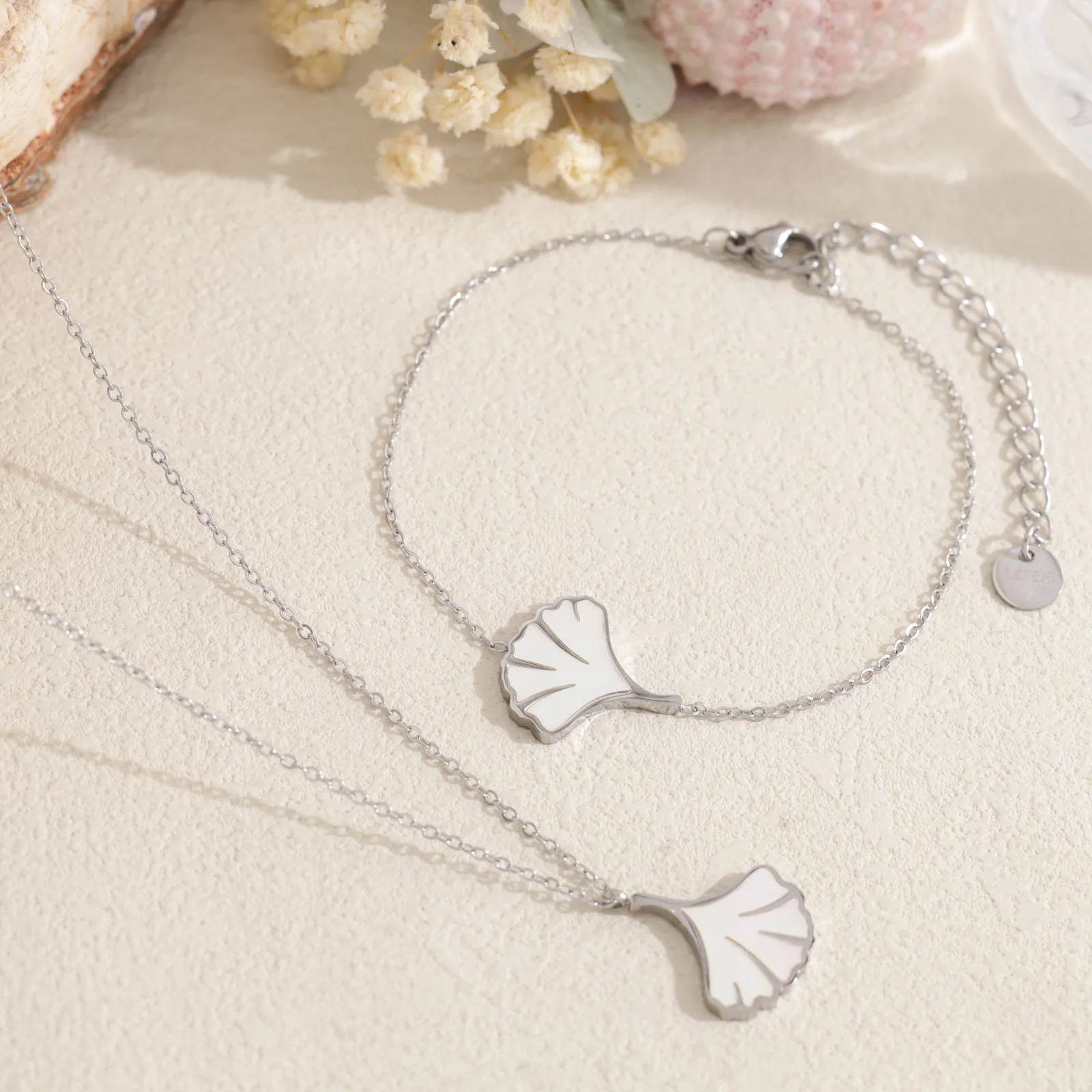Collier pendentif feuille Ginkgo pavée et nacrée - Image 6