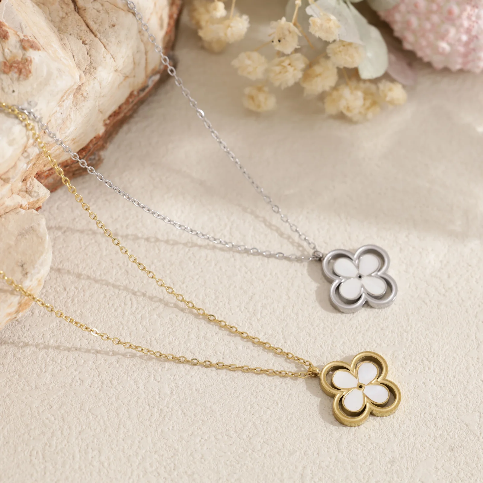 Collier fleur nacrée contour ajouré - Image 2