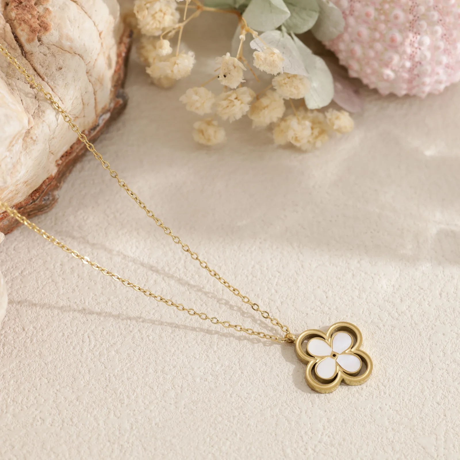 Collier fleur nacrée contour ajouré - Image 3