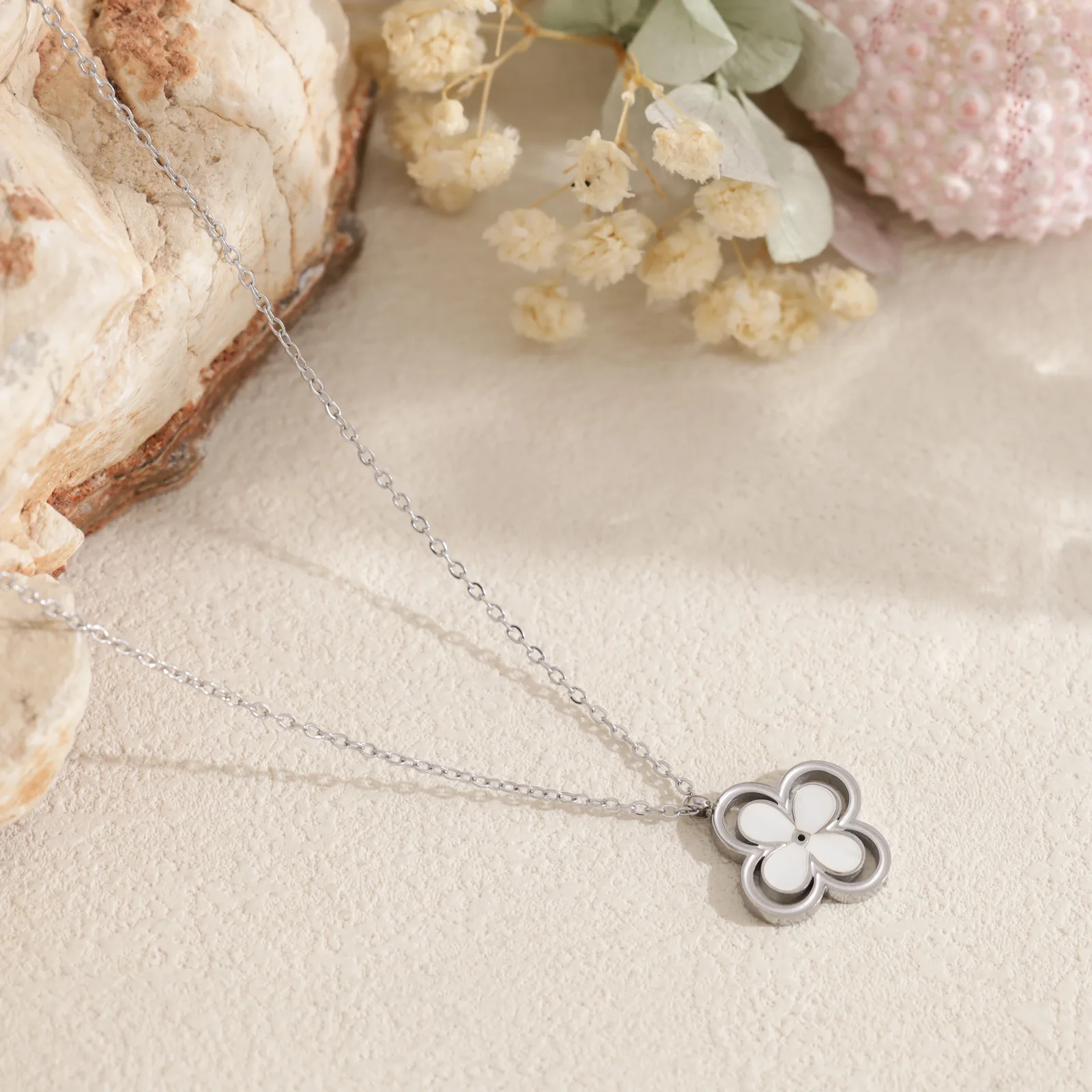 Collier fleur nacrée contour ajouré - Image 4