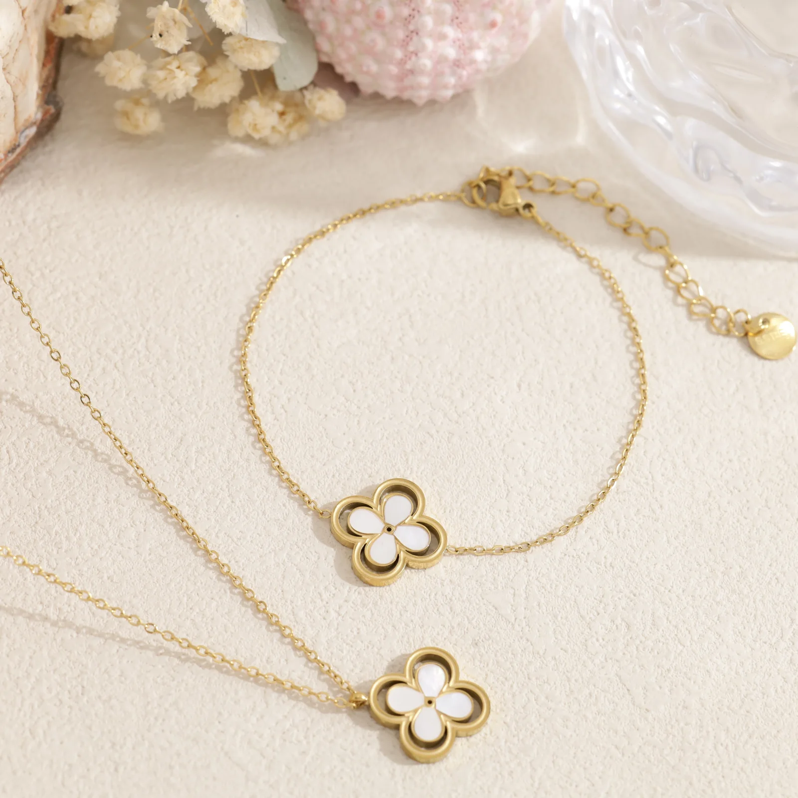 Collier fleur nacrée contour ajouré - Image 5