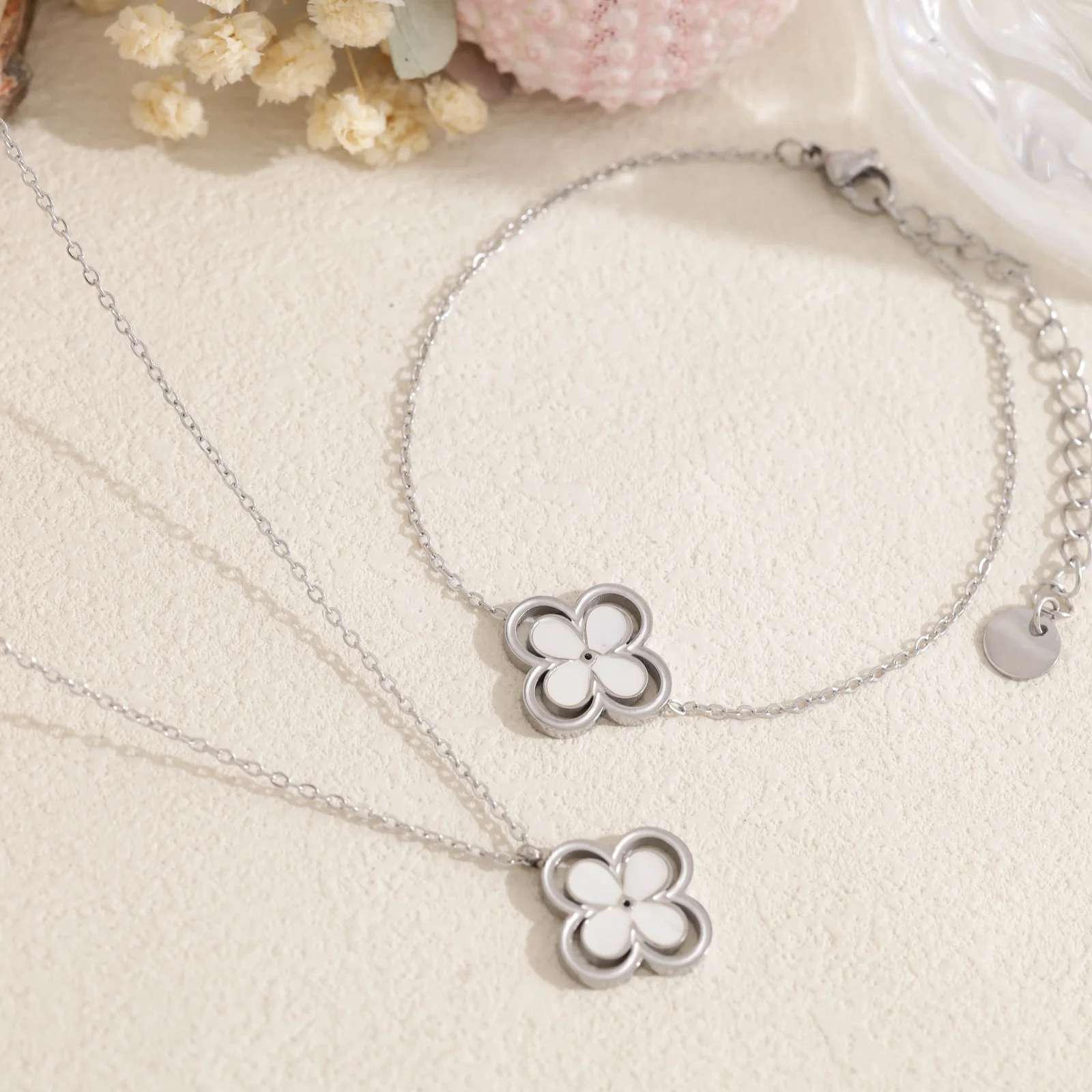 Collier fleur nacrée contour ajouré - Image 6