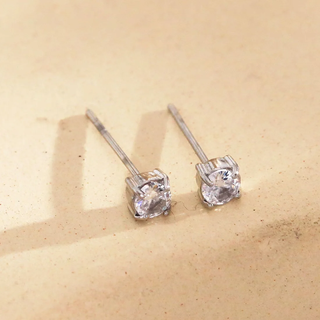 Boucles d'oreilles simples dorées à strass - Image 2