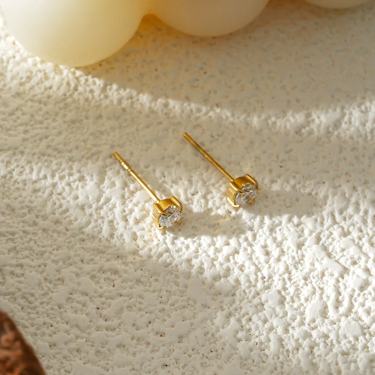 Boucles d'oreilles simples dorées à strass - Image 3