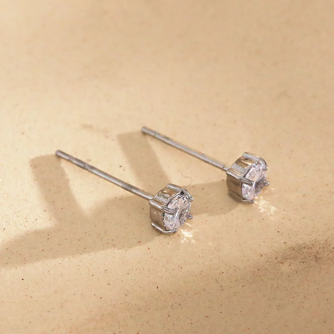 Boucles d'oreilles simples dorées à strass - Image 4