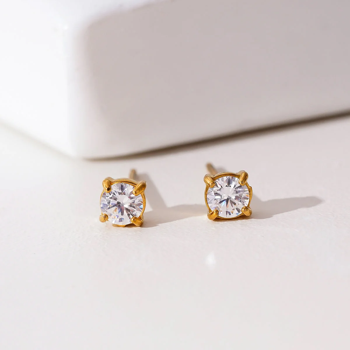 Boucles d'oreilles simples dorées à strass - Image 5