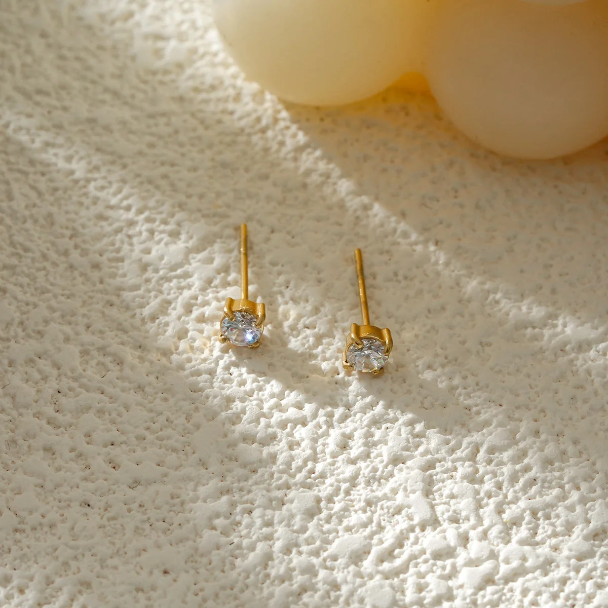 Boucles d'oreilles simples dorées à strass - Image 6
