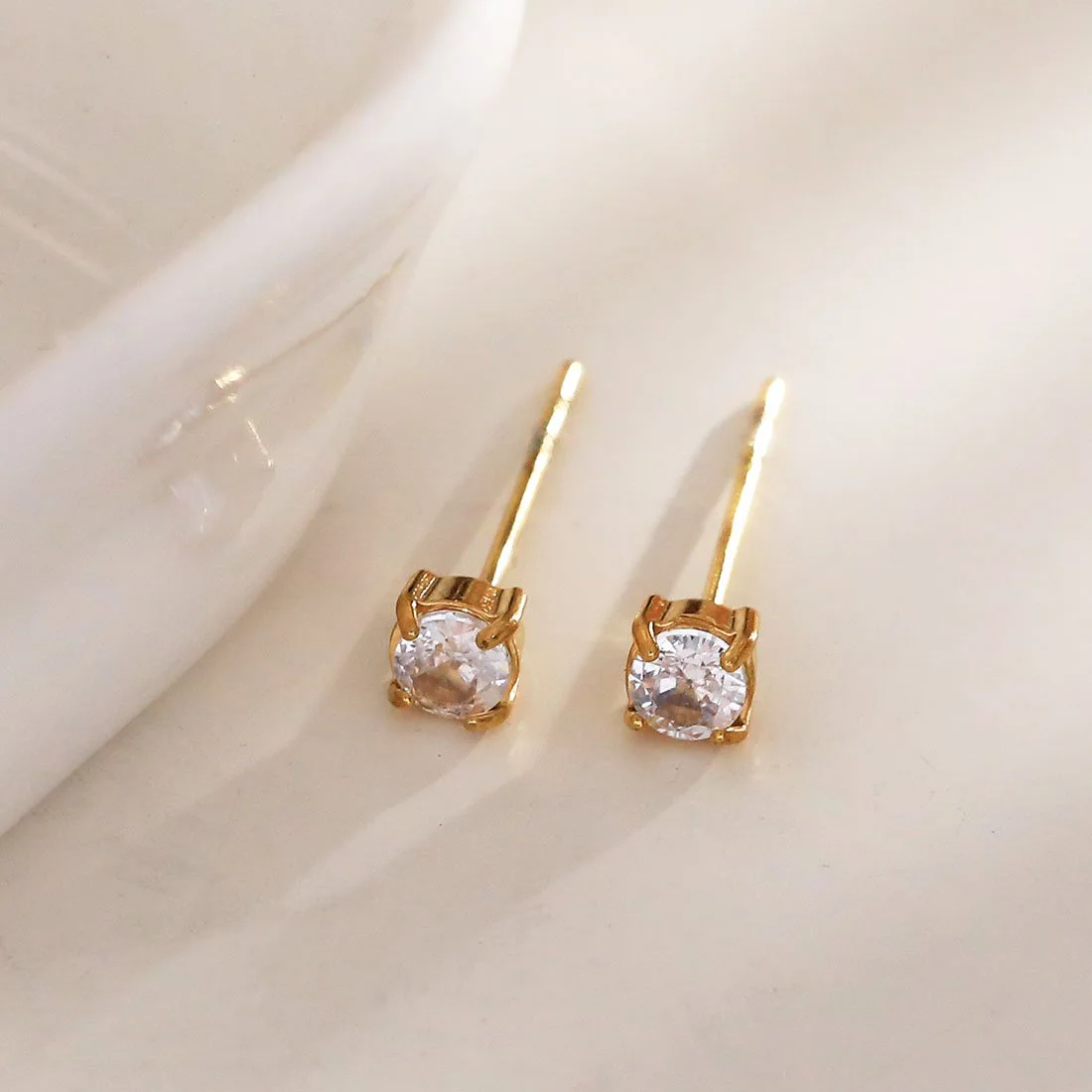 Boucles d'oreilles simples dorées à strass - Image 7