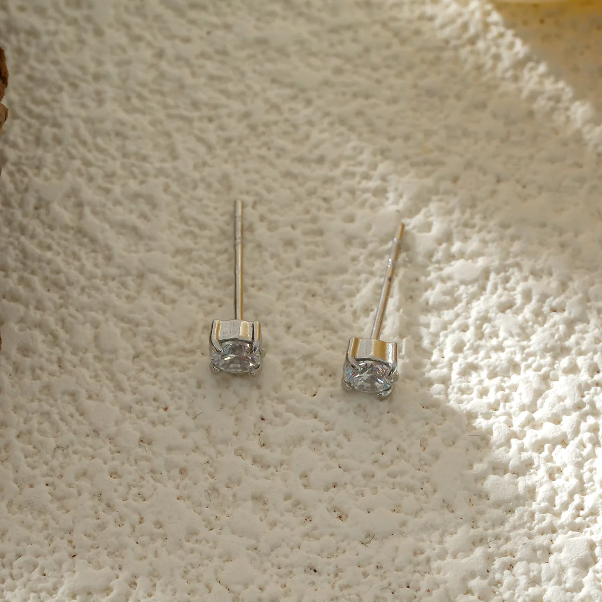 Boucles d'oreilles simples dorées à strass - Image 8