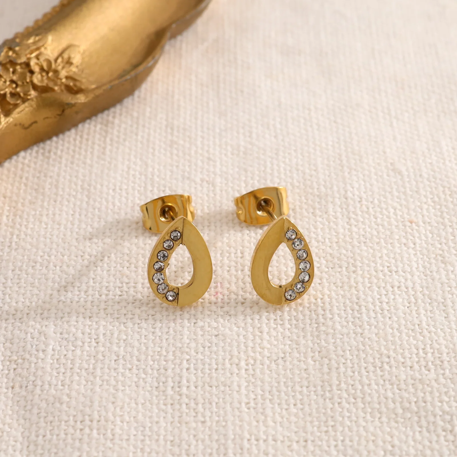 Boucles d'Oreilles Anneaux Gouttes Incrustés de Strass - Image 3