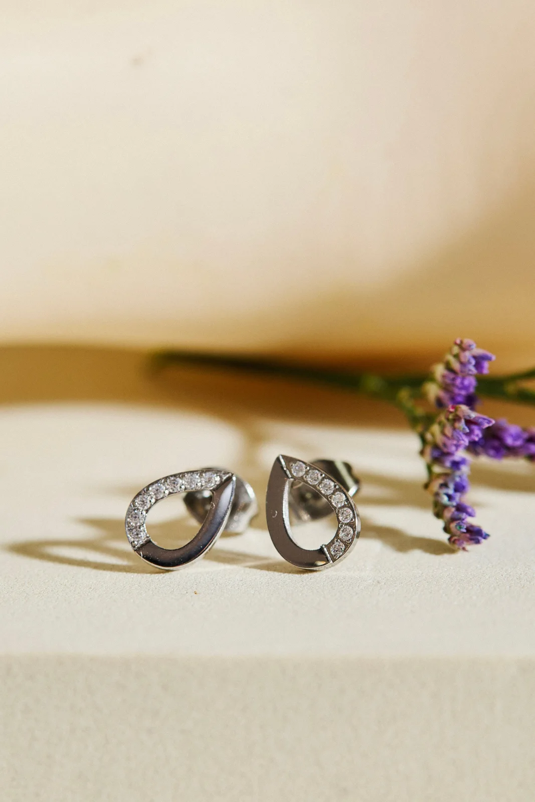 Boucles d'Oreilles Anneaux Gouttes Incrustés de Strass - Image 5
