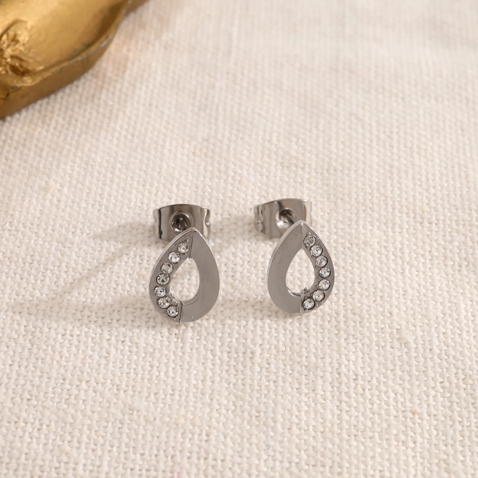 Boucles d'Oreilles Anneaux Gouttes Incrustés de Strass - Image 6