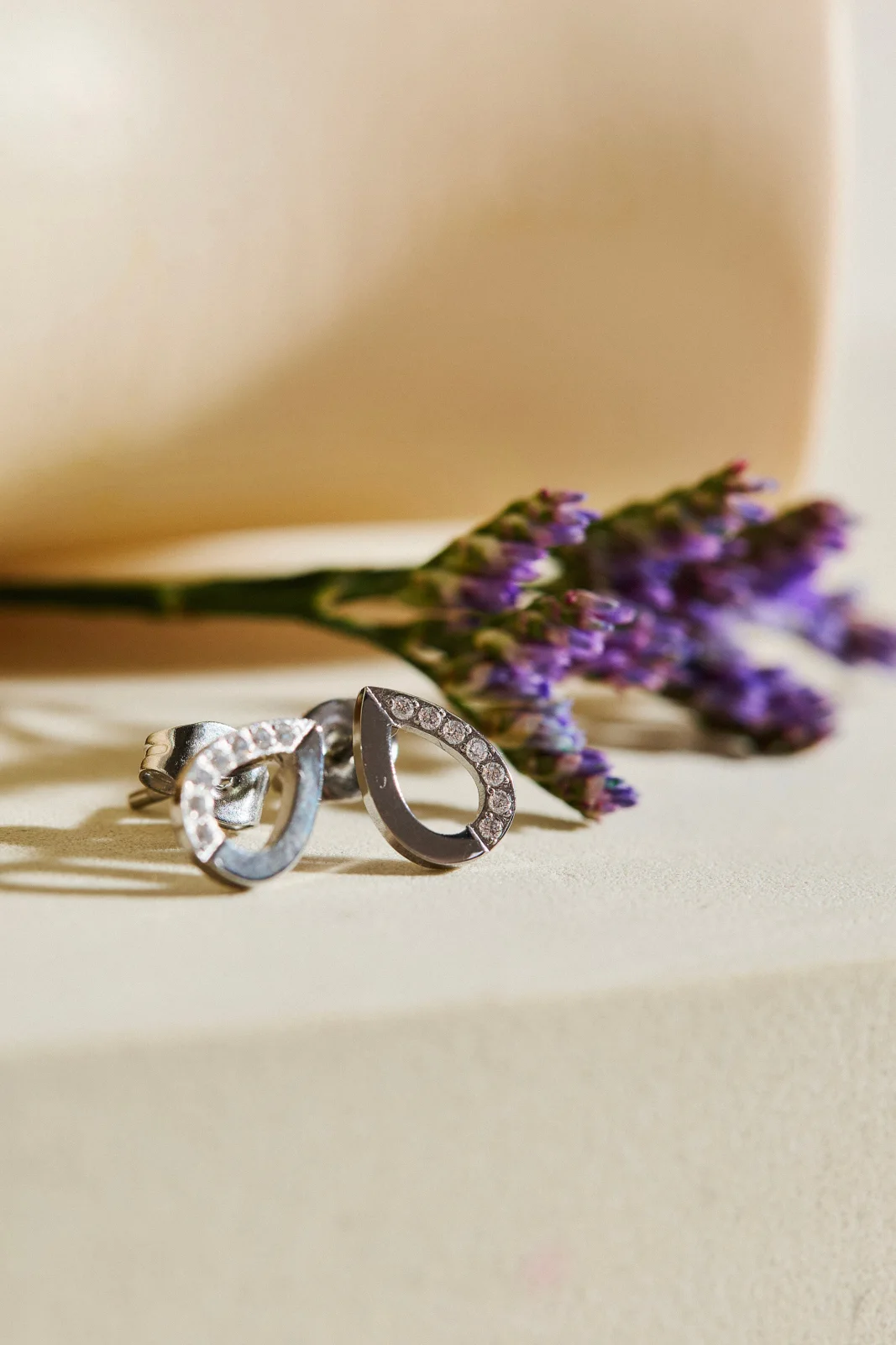 Boucles d'Oreilles Anneaux Gouttes Incrustés de Strass - Image 8