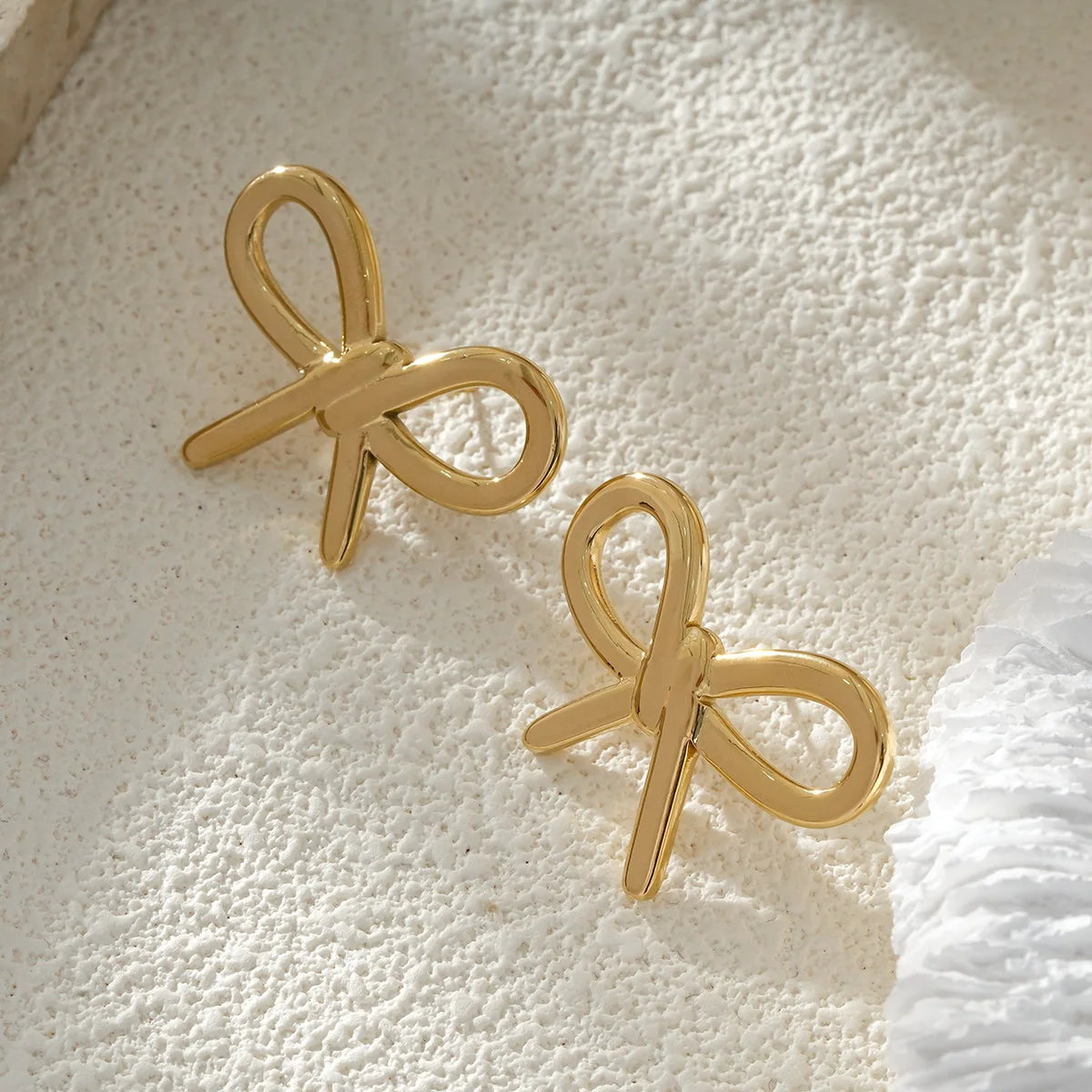 Clous d'Oreilles Dorés Nœud Couture Chic - Image 2