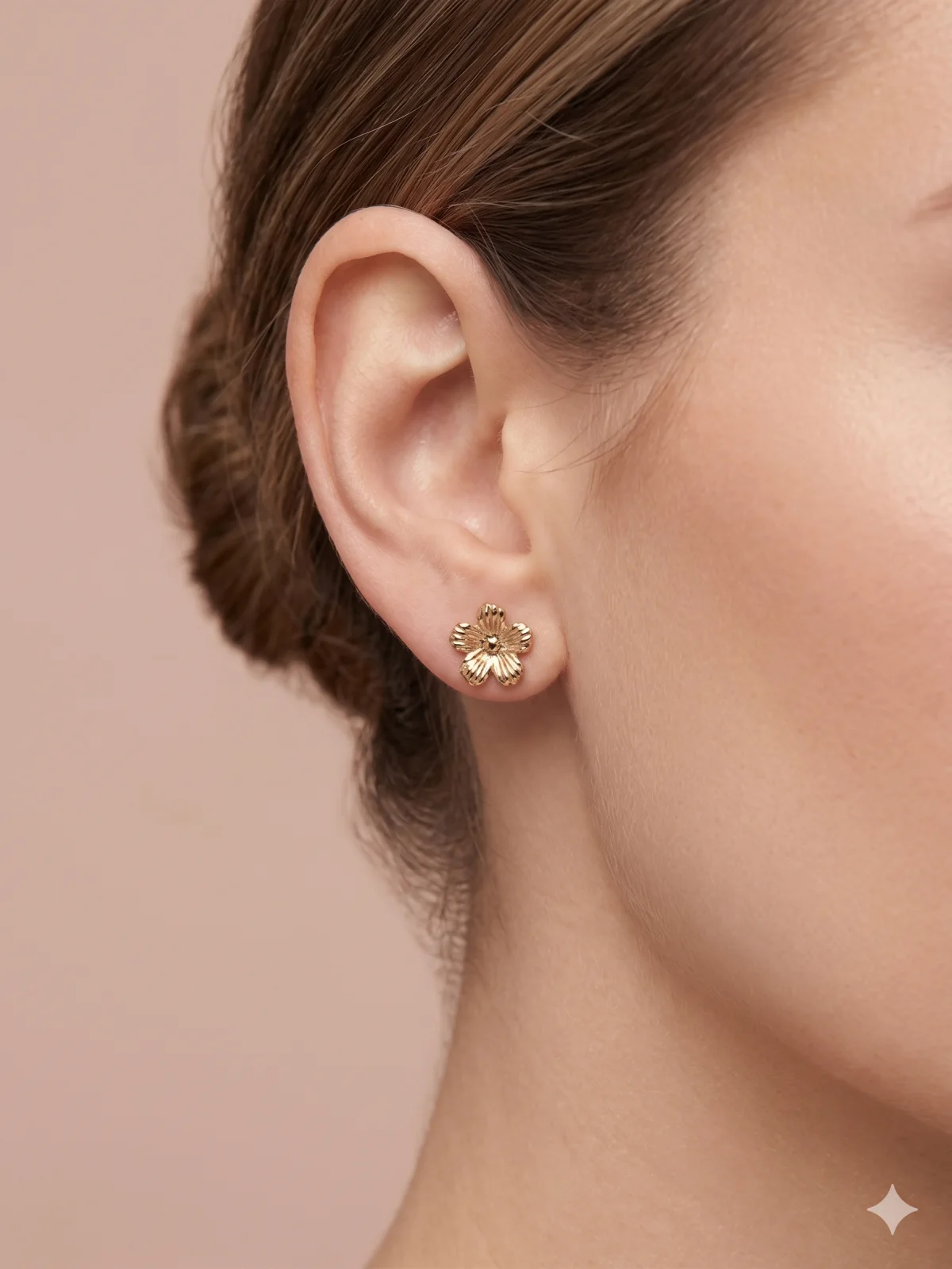 Puces d'oreilles dorées fleurs minimalistes martelées