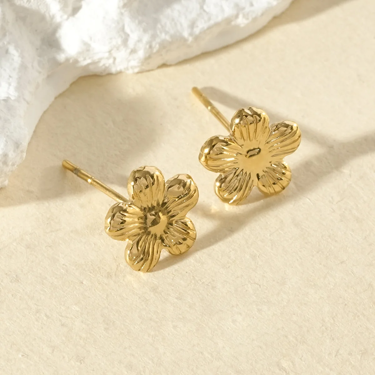 Puces d'oreilles dorées fleurs minimalistes martelées - Image 2