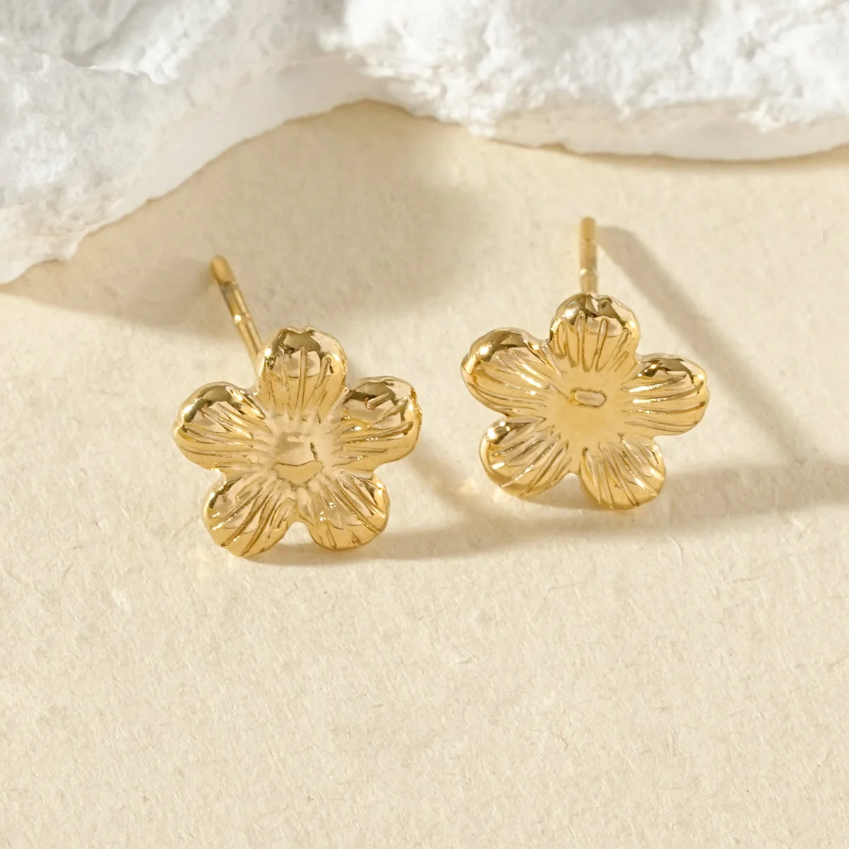 Puces d'oreilles dorées fleurs minimalistes martelées - Image 3