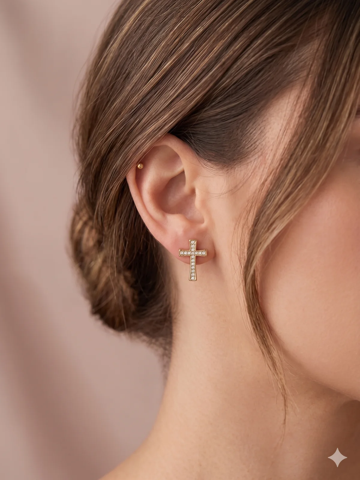 Boucles d'oreilles clous motif croix en strass