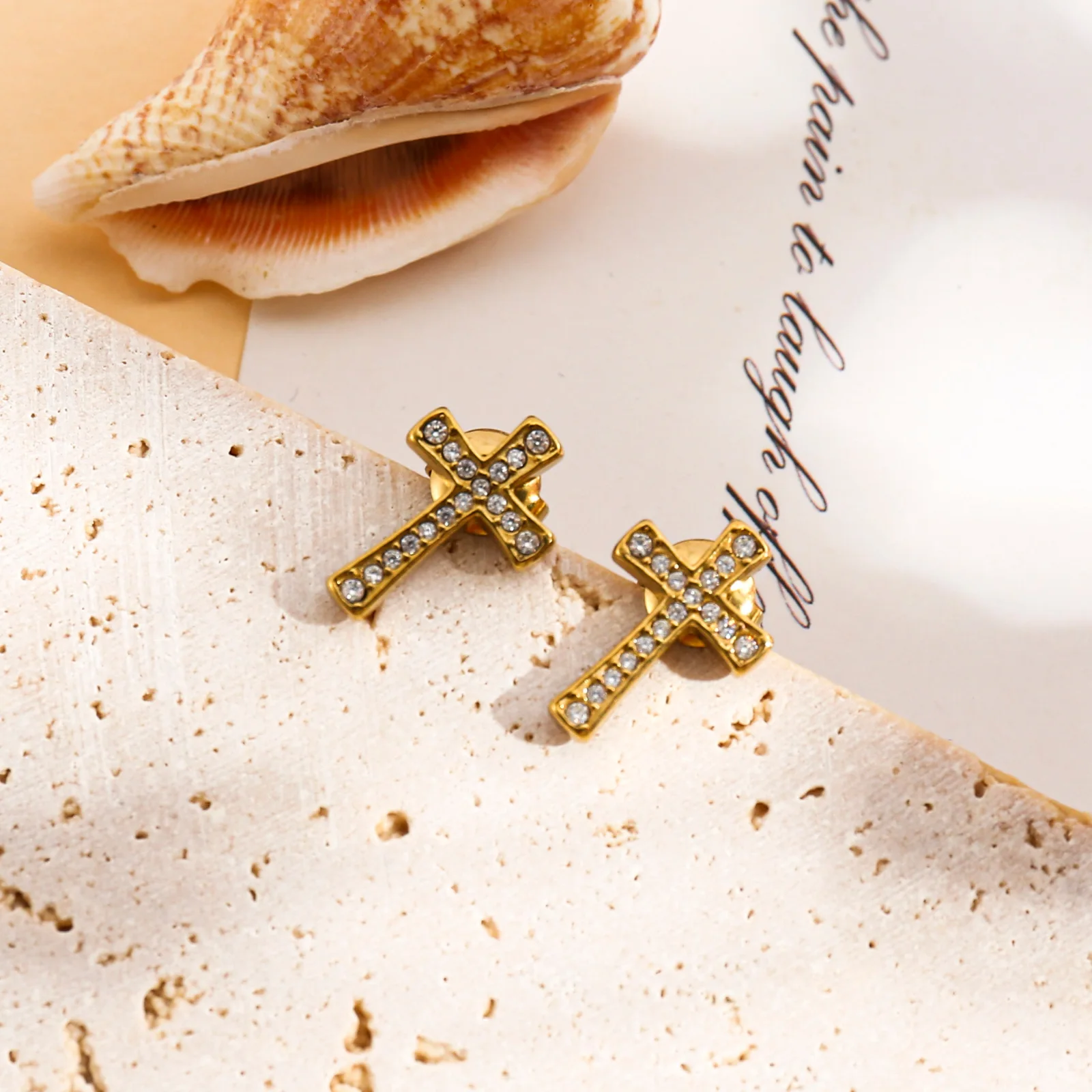 Boucles d'oreilles clous motif croix en strass - Image 2