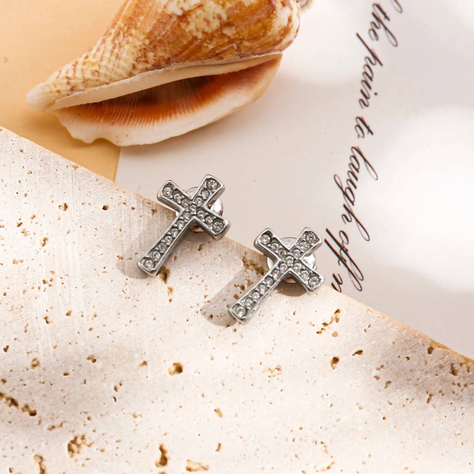 Boucles d'oreilles clous motif croix en strass - Image 3