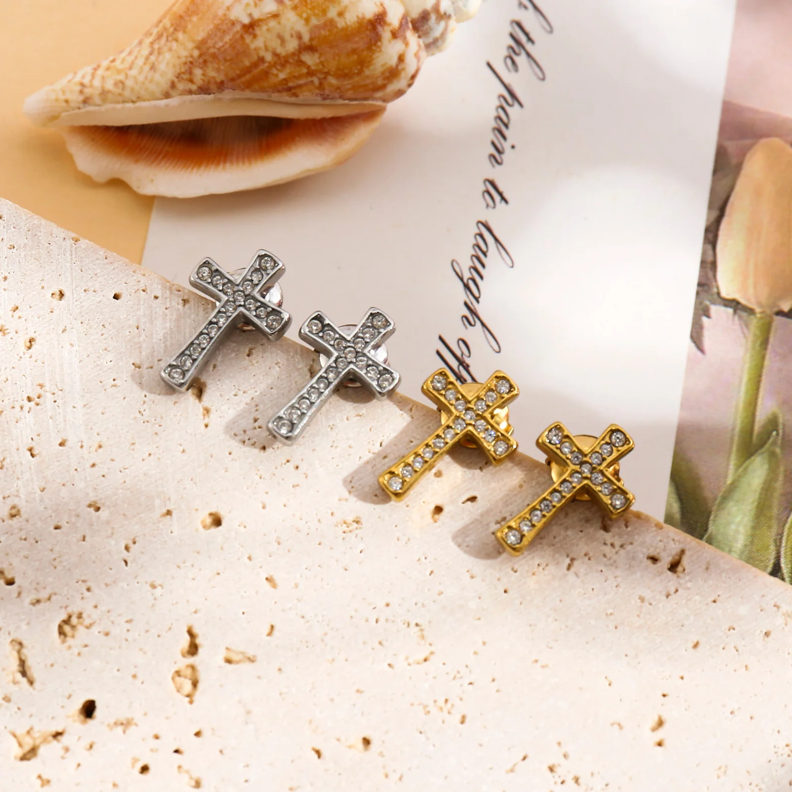 Boucles d'oreilles clous motif croix en strass - Image 4