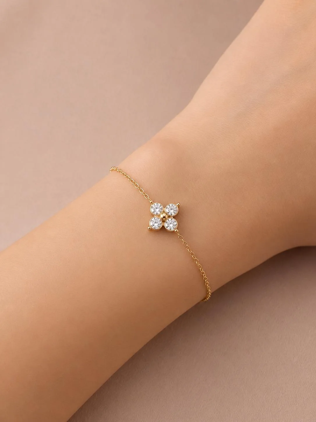 Bracelet chaîne fine trèfle sertie
