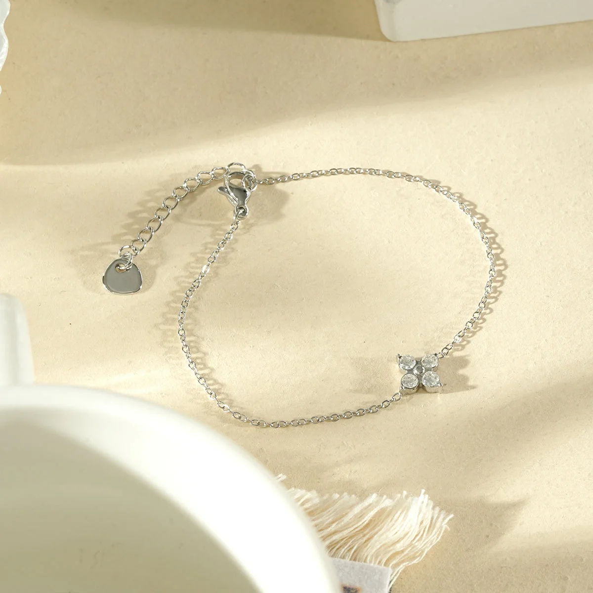 Bracelet chaîne fine trèfle sertie - Image 6