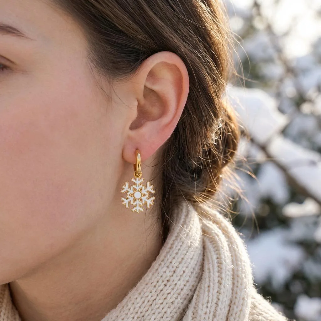 Boucles d’oreilles dorées créoles avec flocons de neige blancs et dorés