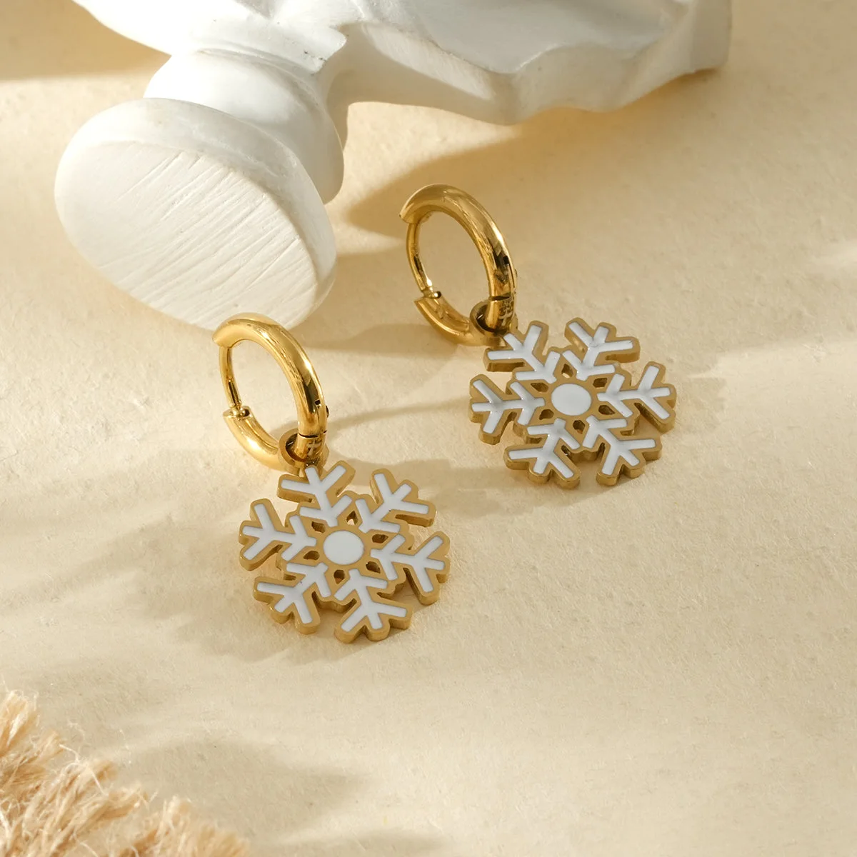 Boucles d’oreilles dorées créoles avec flocons de neige blancs et dorés - Image 2